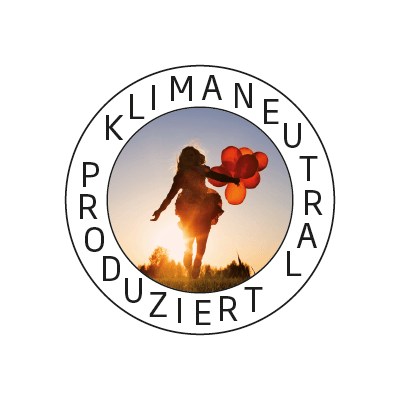 Logo Klimaneutral Kampagne junge Frau mit Luftballons im Sonnenuntergang