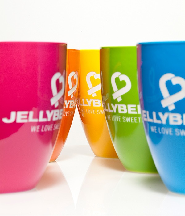 Mahlwerck Concept Brand Jellybeenz auf verschieden farbigen Porzellan Tassen